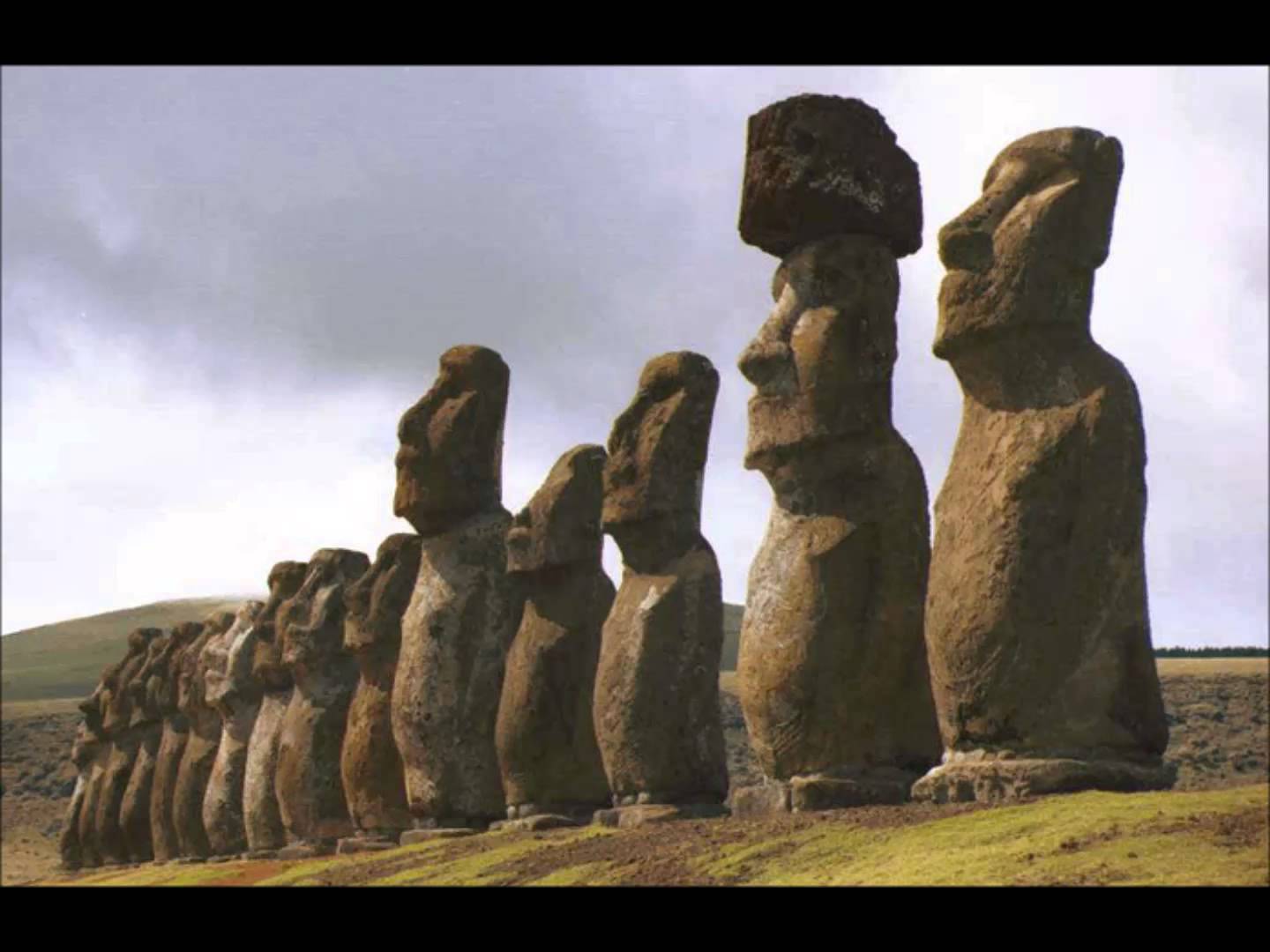 Каменные идолы. Каменные истуканы острова Пасхи. Остров Пасхи Чили. Идолы острова Пасхи. Чили достопримечательности статуи Моаи.
